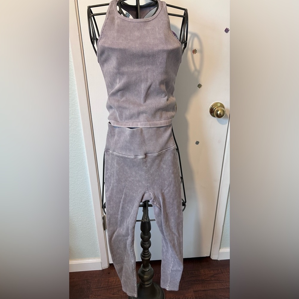 Ribbed distressed gray workout set.